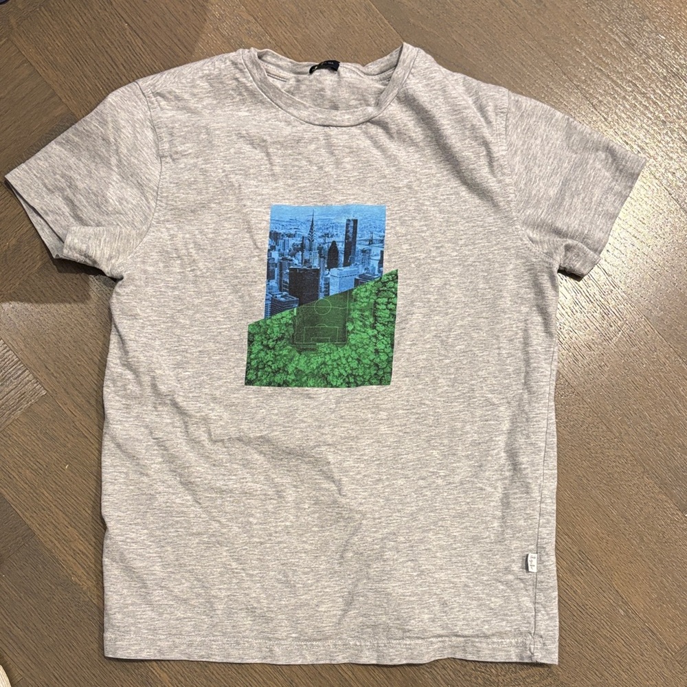 Il Gufo designer Gray Tee with Blue and Green Graphic of NYC skyline